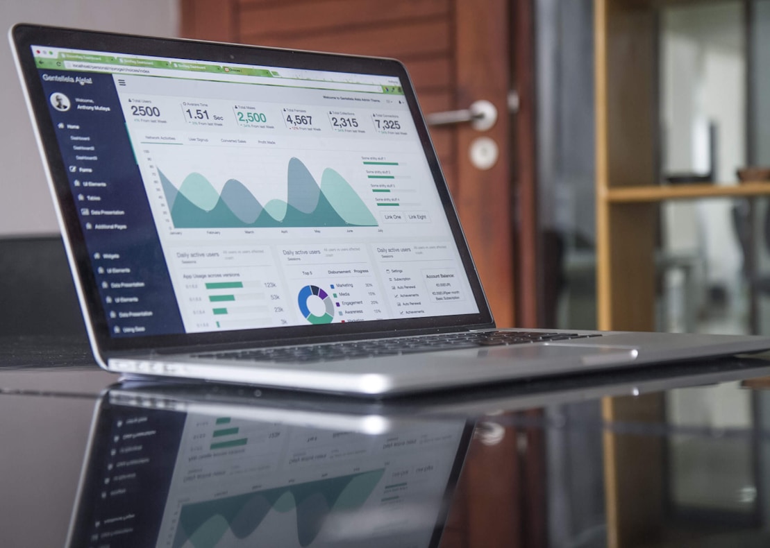 Nadzorna plošča z grafi na prenosniku